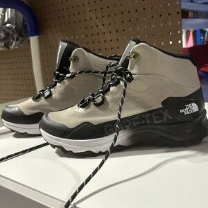 The North face women’s boot size 9